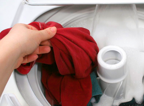 Cómo evitar la formación de bolitas en la ropa al lavarla